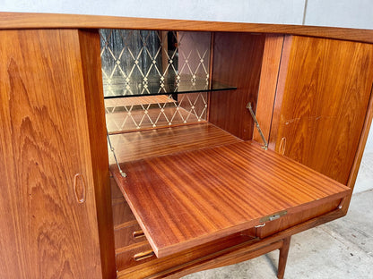 Teak sideboard with beautiful details! Middle bar, 4 drawers