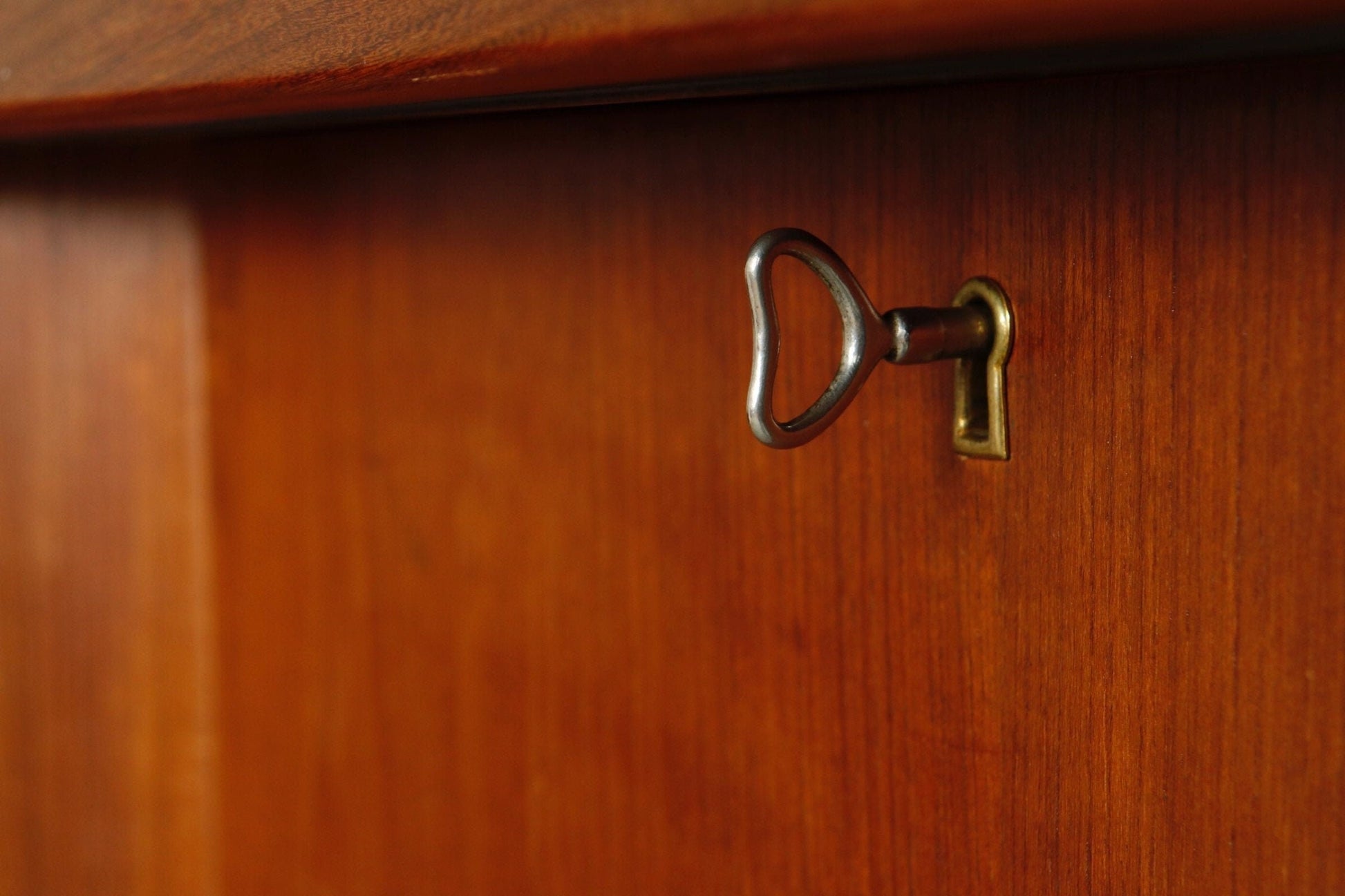 Teak sideboard with beautiful details! Middle bar, 4 drawers