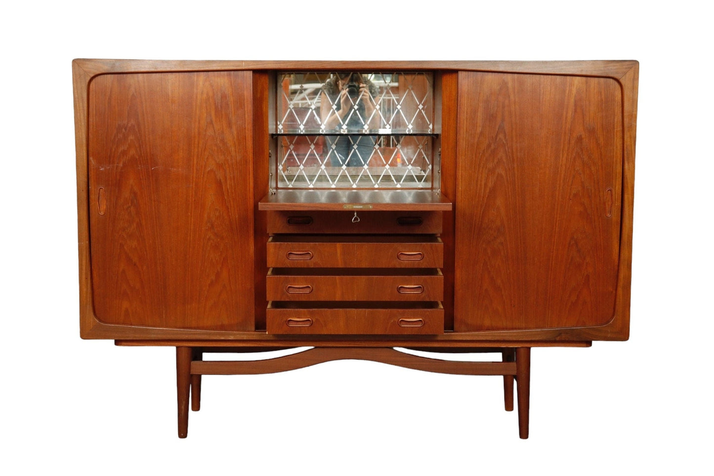 Teak sideboard with beautiful details! Middle bar, 4 drawers